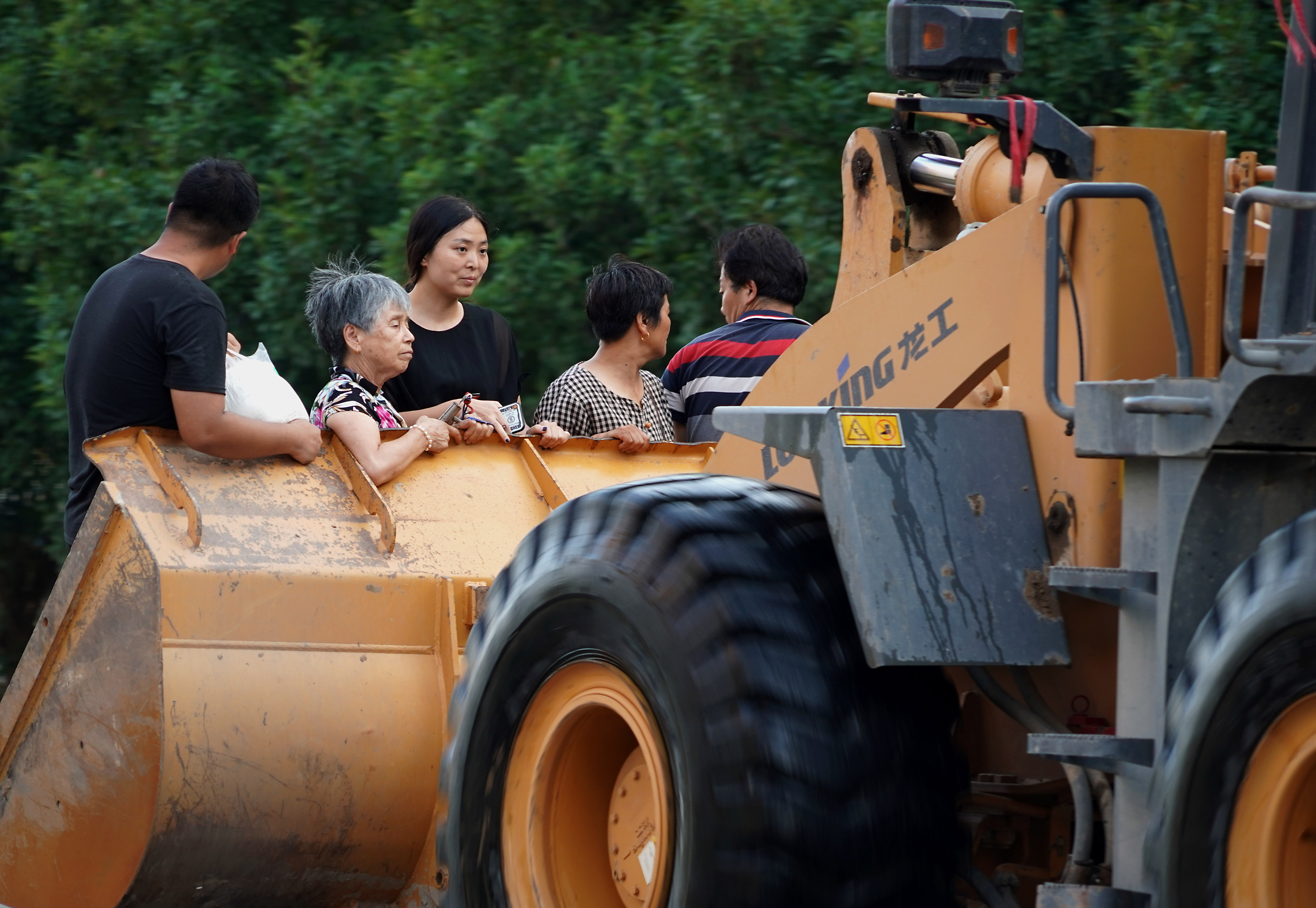 铲车英雄刘兵,铲车英雄刘松峰采访