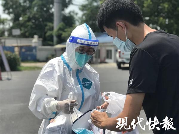 95后青年志愿者助力社区防疫值守,90后小伙为抗疫一线送爱心餐