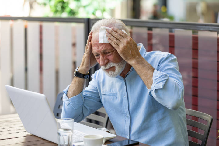 手抬不起来不听使唤,手抬不起来是怎么回事要休息多久