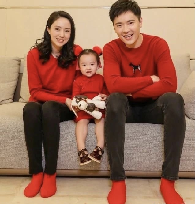 董璇带女儿出游被偶遇，母女俩穿亲子装互动超有爱，小酒窝五官神似高云翔