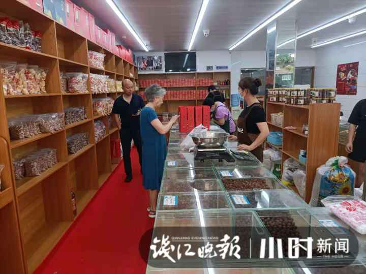 小时小店|8年送出30多万斤栗子,靠一口炒锅起家,杭州网红炒货店:靠品质也靠情谊