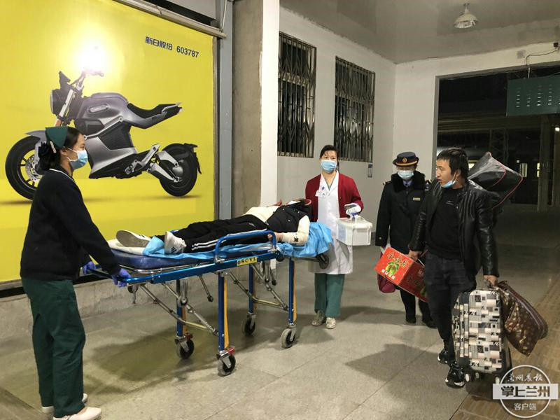 孕妇在火车站突然临盆事件,火车上一孕妇临产