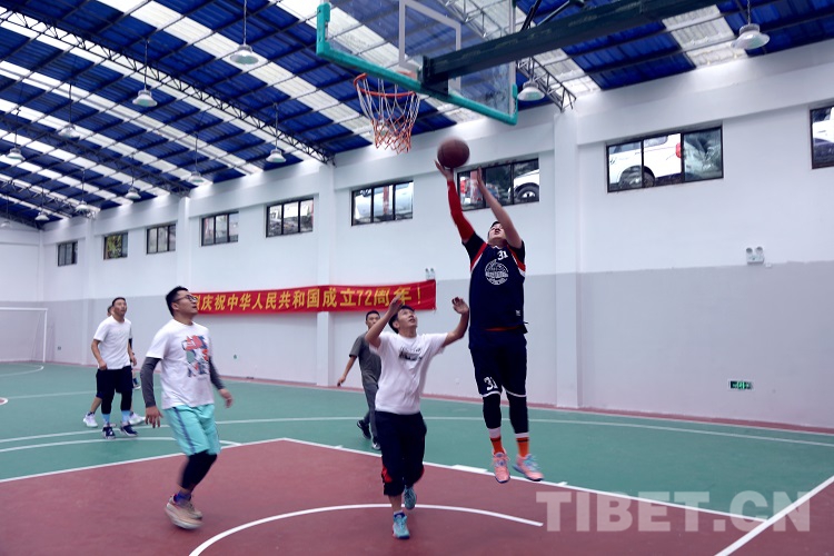 一个小球馆的利润,一个小篮球场馆多少钱