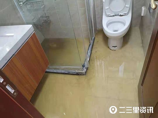 房子刚装修完木地板下面漏水,收房后卫生间渗水到木地板