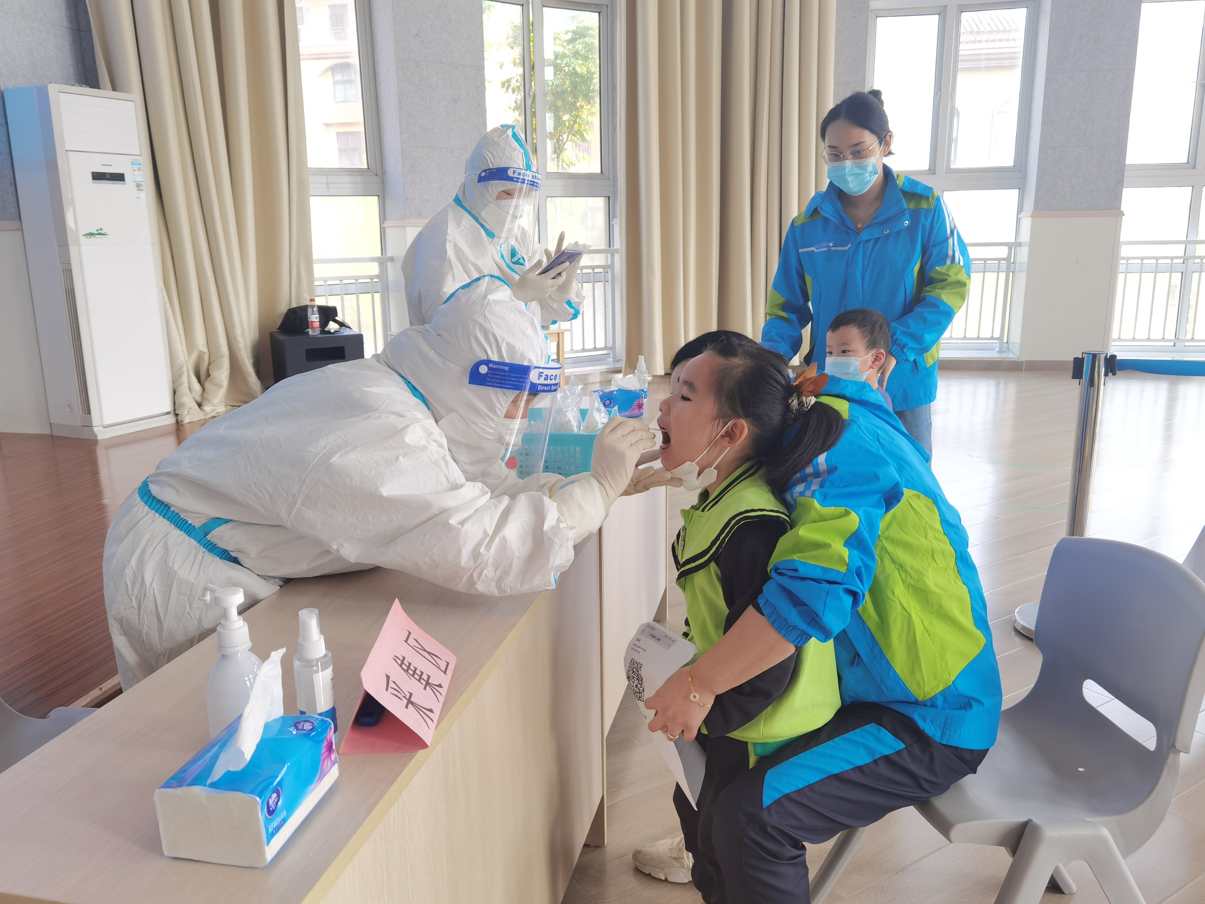 核酸检测小朋友比手势的视频,核酸检测幼儿园萌娃