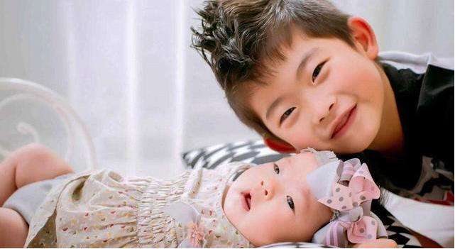 “国产最黑宝宝”火了，被爸爸贴月牙COS包青天，宝妈：我很无奈