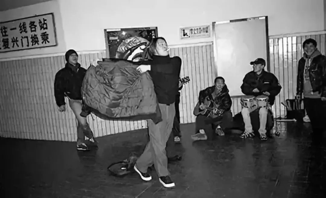 49岁窦唯近照曝光依然仙风道骨,窦唯到底是仙儿还是落魄