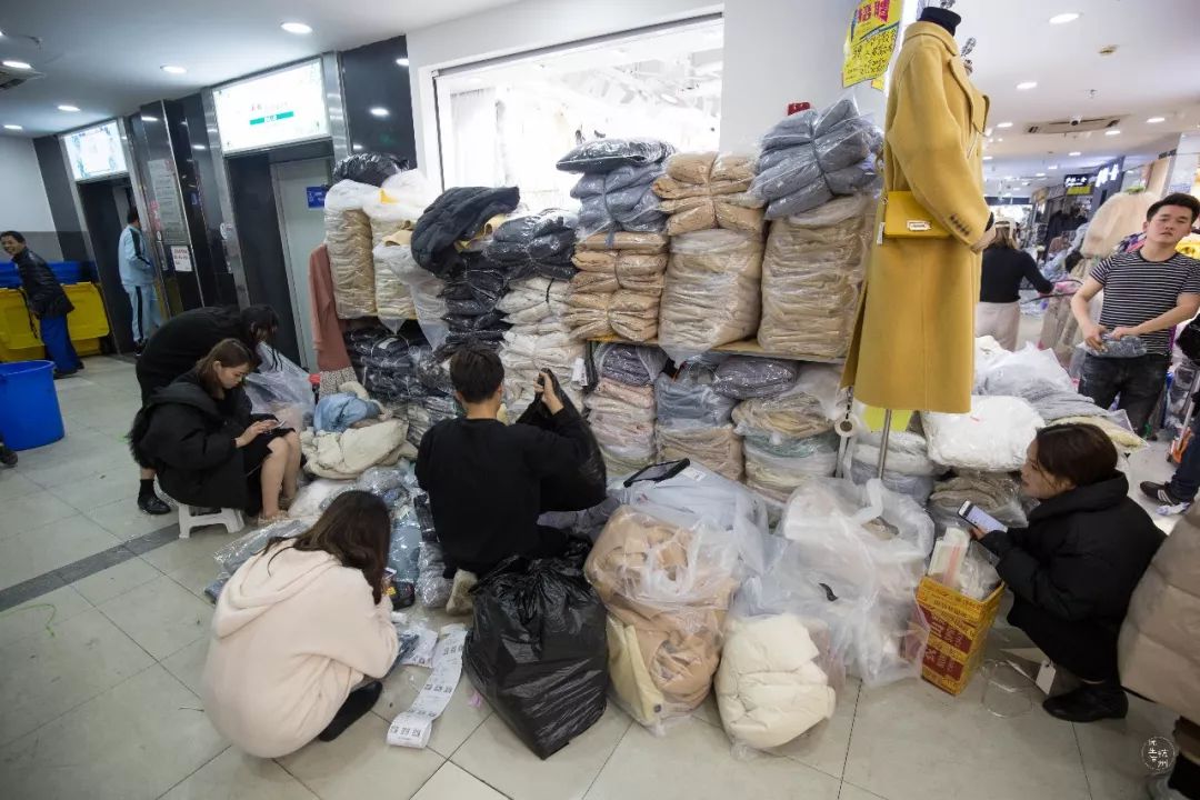 四季青男士毛衣大甩卖宽松轻薄,四季青女装清仓特价毛衣白色