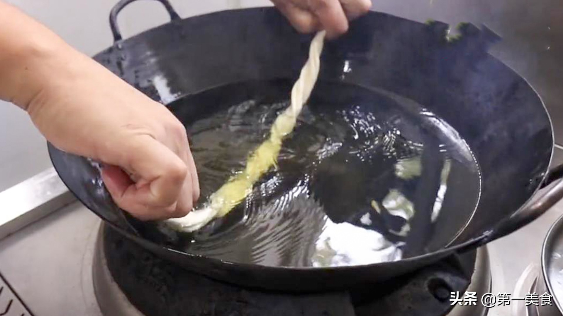 摆摊炸油条的配方和方法,早餐店油条技术教程