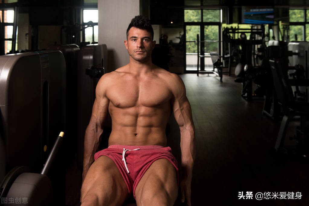 体育生在家哑铃怎么练腿部力量,如何用两个哑铃练腿部肌肉