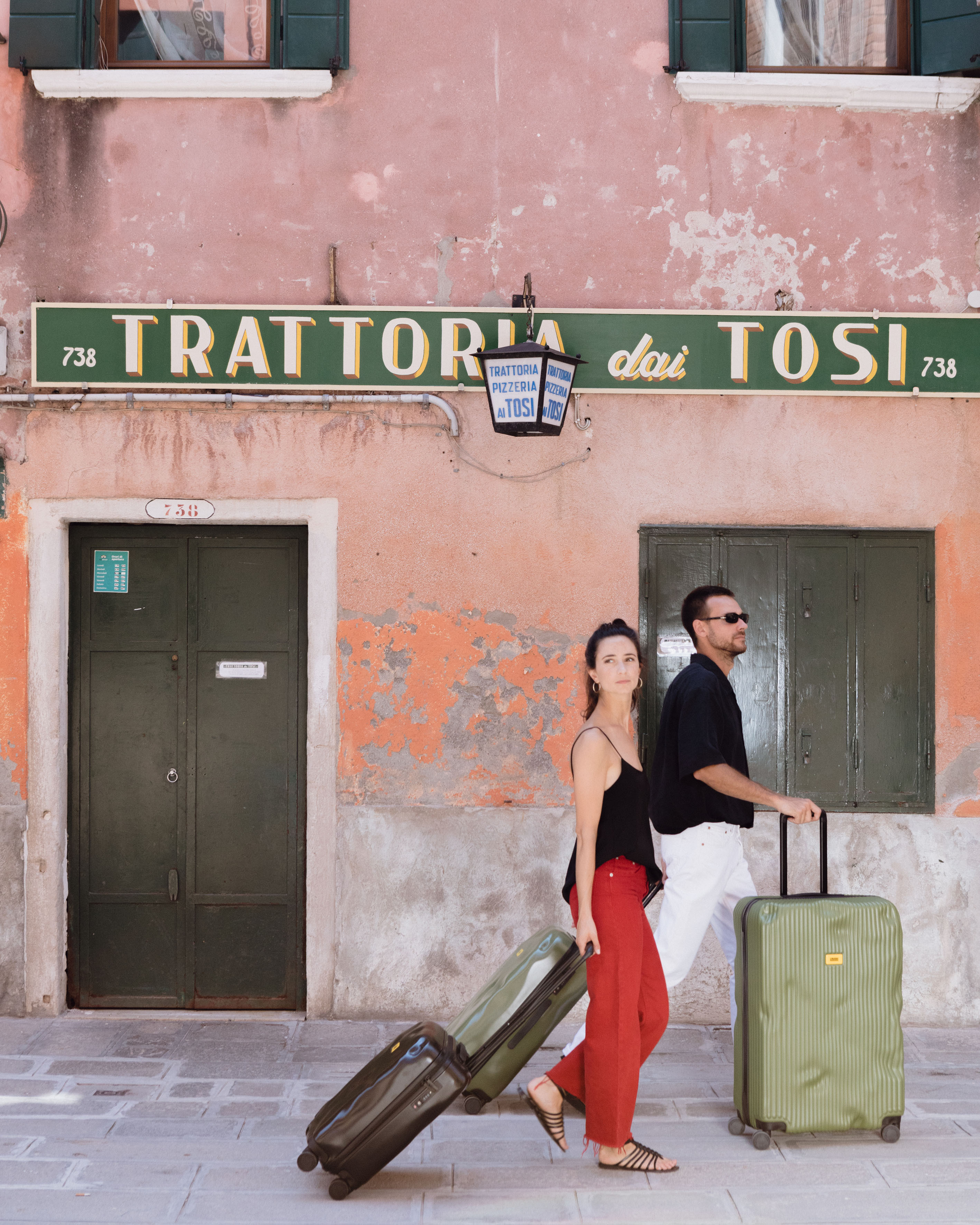 怕行李箱碰坏先砸烂是正解！CrashBaggage登台透明款一看就爱上