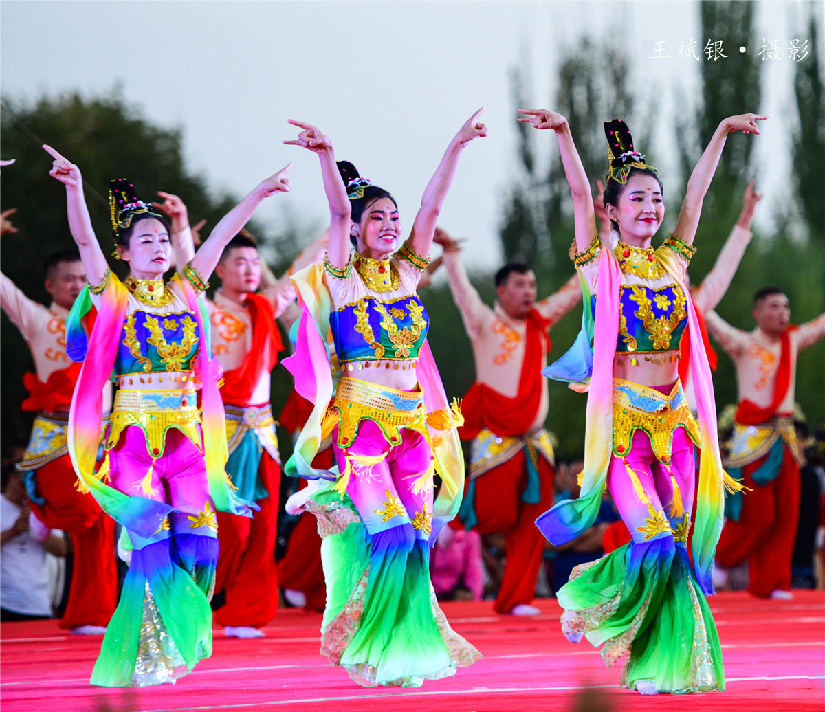 适合穿敦煌服跳的舞,跳敦煌舞服装