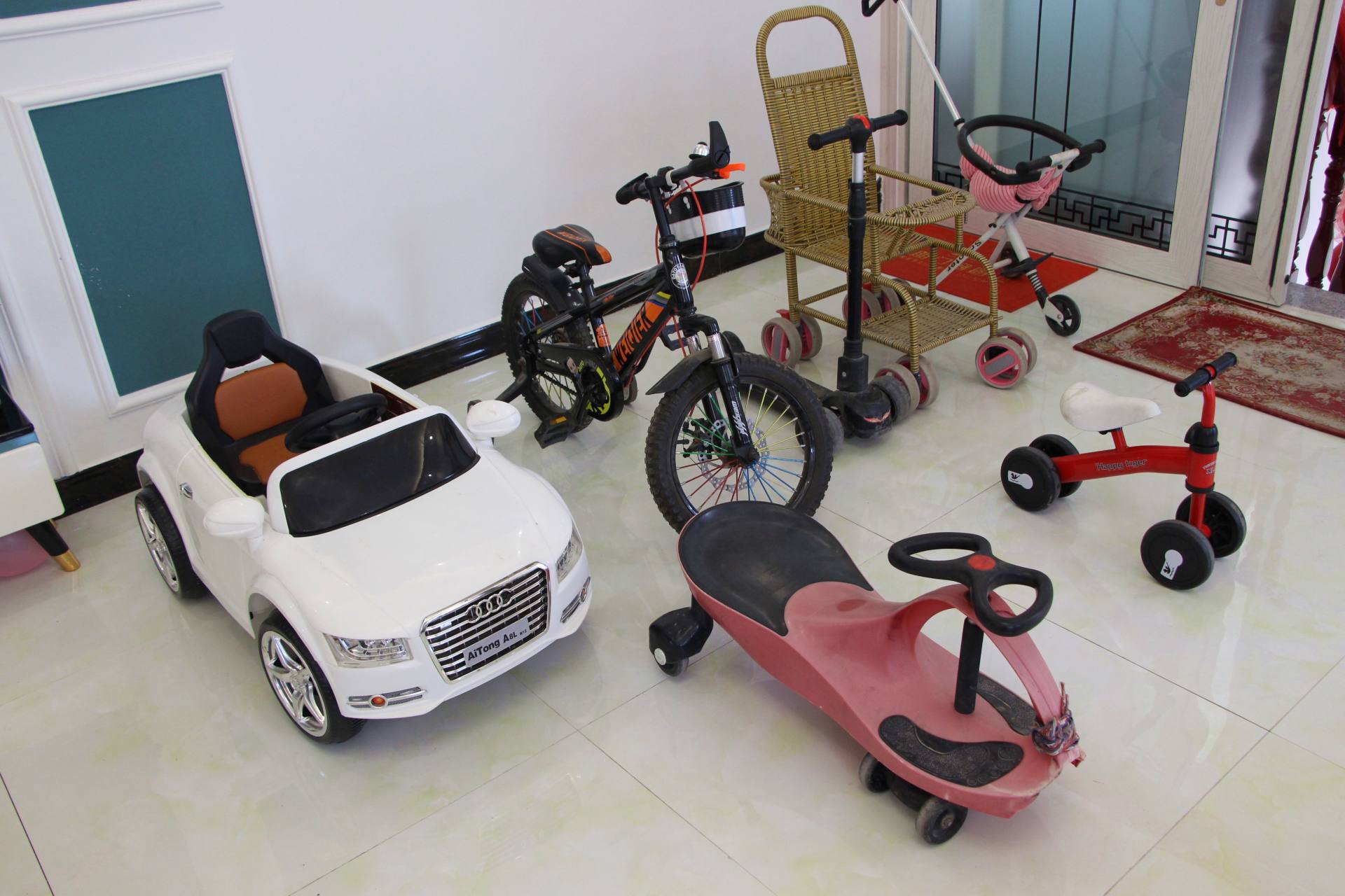 萌娃骑平衡车的视频,萌娃运动平衡车