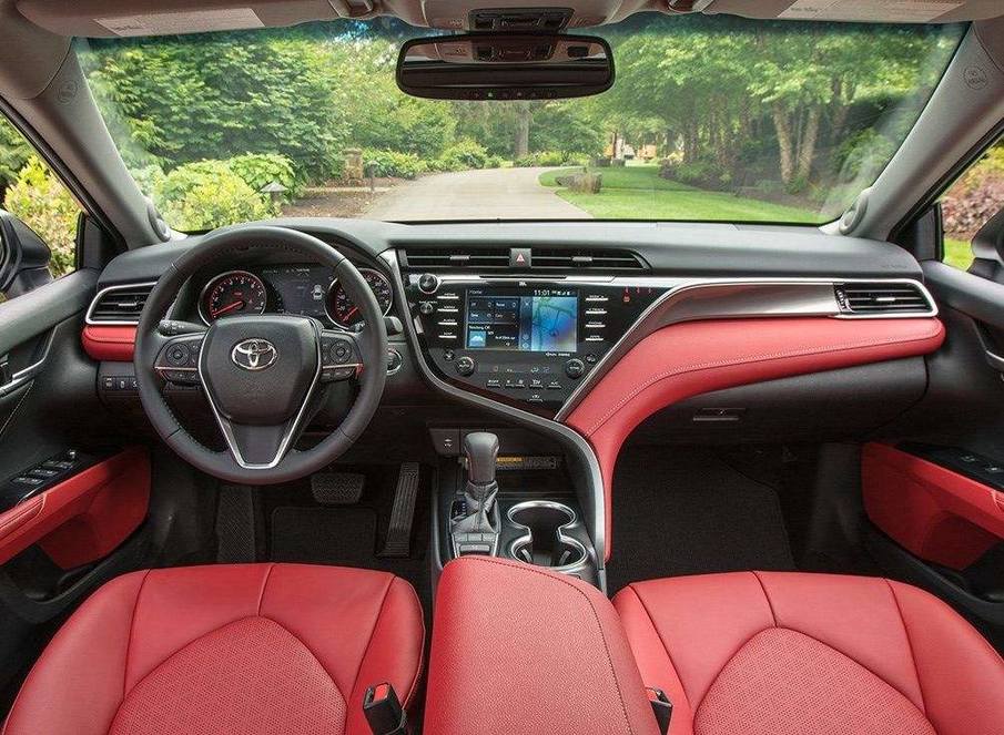 新款亚洲龙和凯美瑞哪个比较好,同级别的亚洲龙和凯美瑞对比