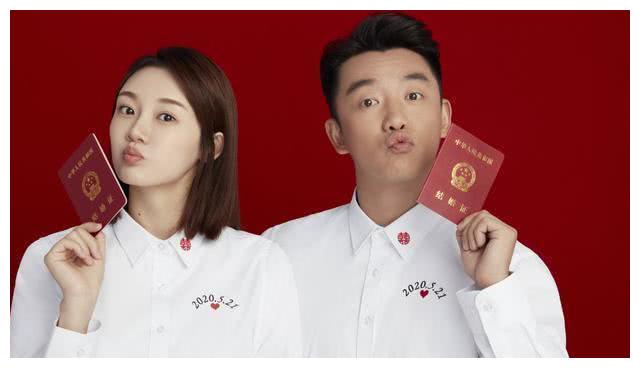 郑恺苗苗互相晒照庆祝结婚一周年,郑恺官宣苗苗产女后再秀恩爱