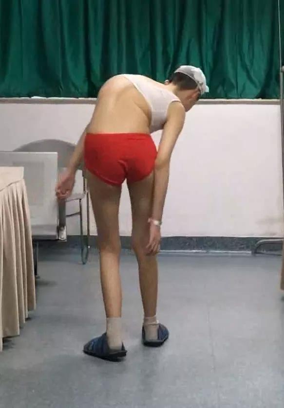 女孩行走姿势怪异,少女走路姿势怪异