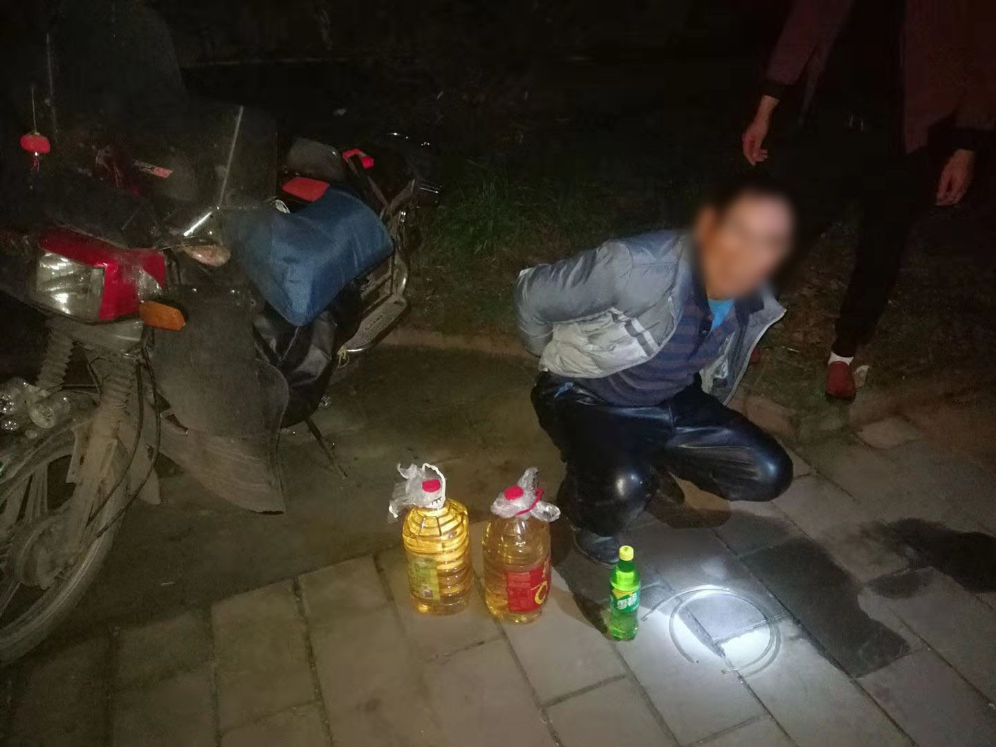 男子半夜偷油被货车司机发现,男子半夜偷油被卡车司机发现