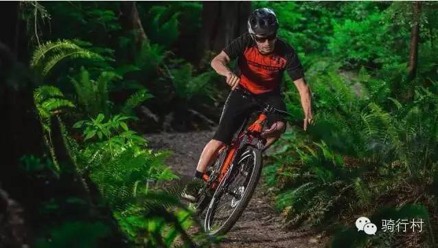 在长下坡路段控制车速最安全做法,下坡请注意小技巧