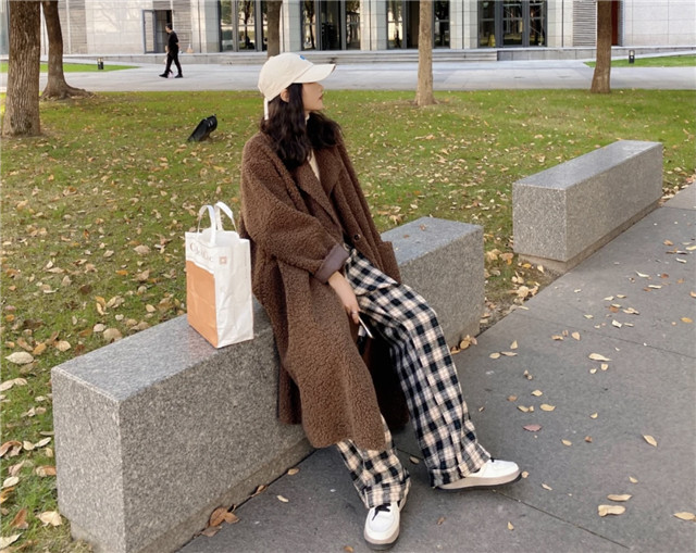 今年流行款羊羔绒羽绒服拼接的,比羽绒服更保暖的羊羔毛外套