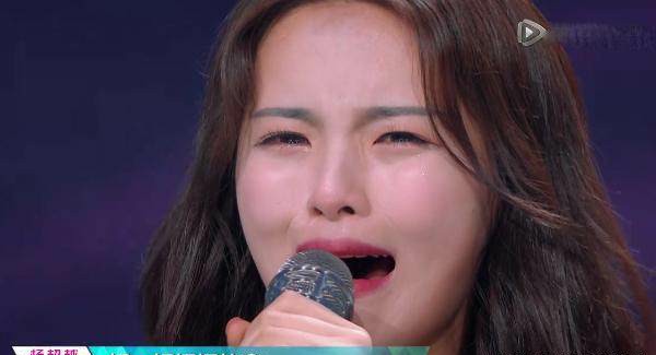 因爱哭连上热搜，唱歌破音却红的发紫，网友：这是什么神仙运气