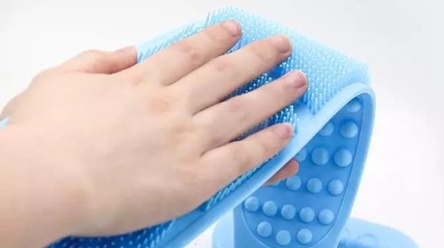 洗澡搓泥后起疙瘩,洗澡时搓出来的泥是怎么回事