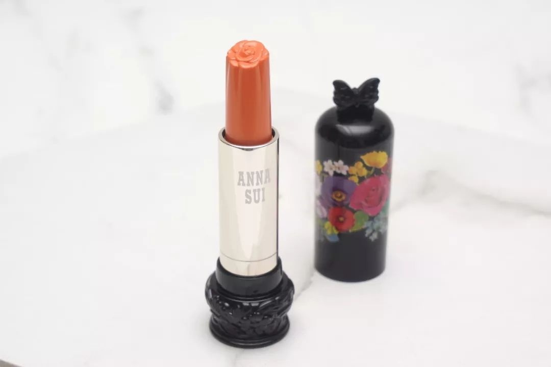 不做俗人的新一天，让安娜苏魔漾晶灵唇膏带你造型百变