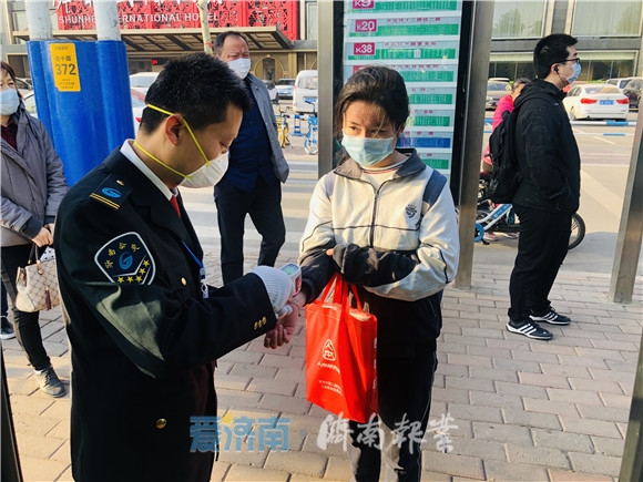 24条复学定制公交今天正式开通运营为435名学子提供家校“点对点”定制出行服务