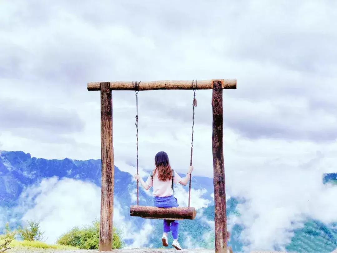 打卡网红地秋千,网红秋千户外营地打卡姿势