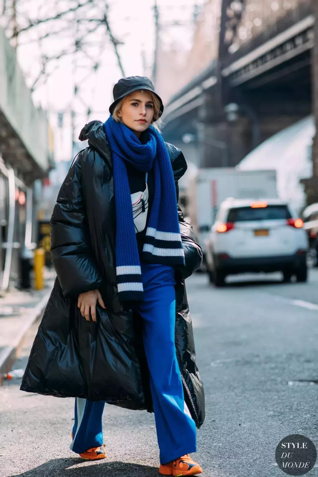 帽子围巾一体的戴起来很暖和,帽子围巾好时髦