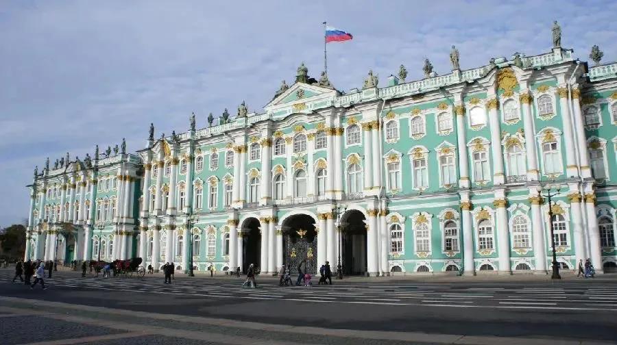 流浪猫突然暴富了,俄罗斯3只流浪猫