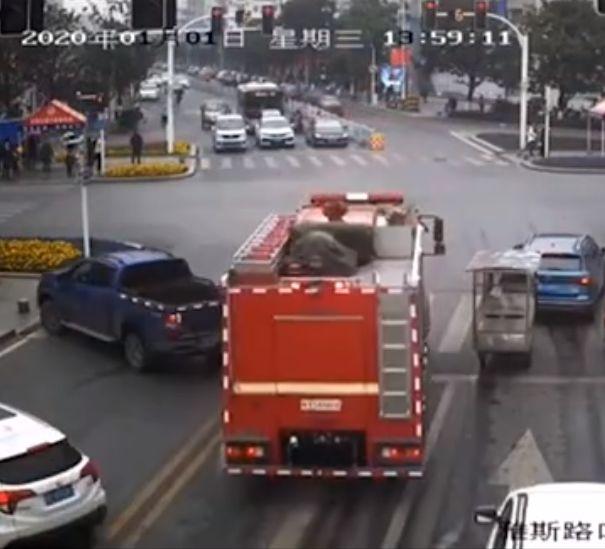 救护车让路让行,6辆车用45度让路法为救护车让行