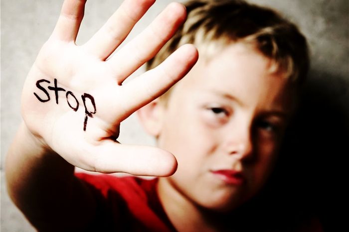 男子恋物癖令女友崩溃，穿女性内衣和袜子，只因小时候受到虐待