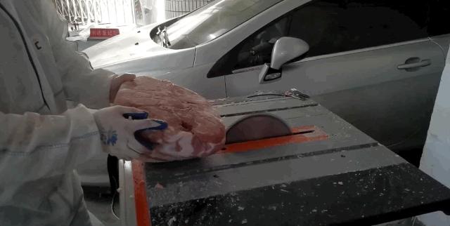 每切一块冻猪肉，就像下了一场猪肉味儿的雪……