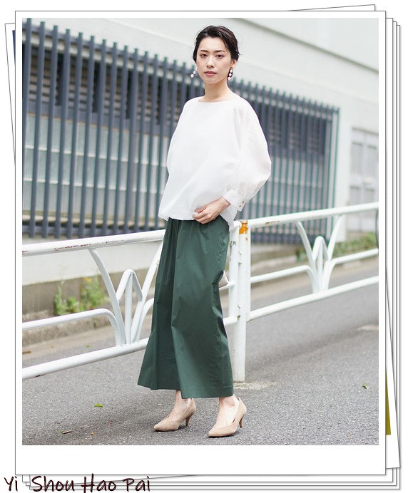 夏天绿色短袖阔腿裤套装配的凉鞋,黑色阔腿裤配绿色碎花上衣好看吗