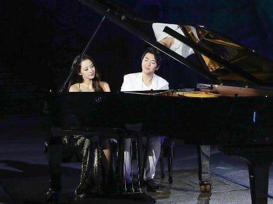 郎朗携爱妻出席活动大秀恩爱,郎朗与娇妻新婚后合体登台表演