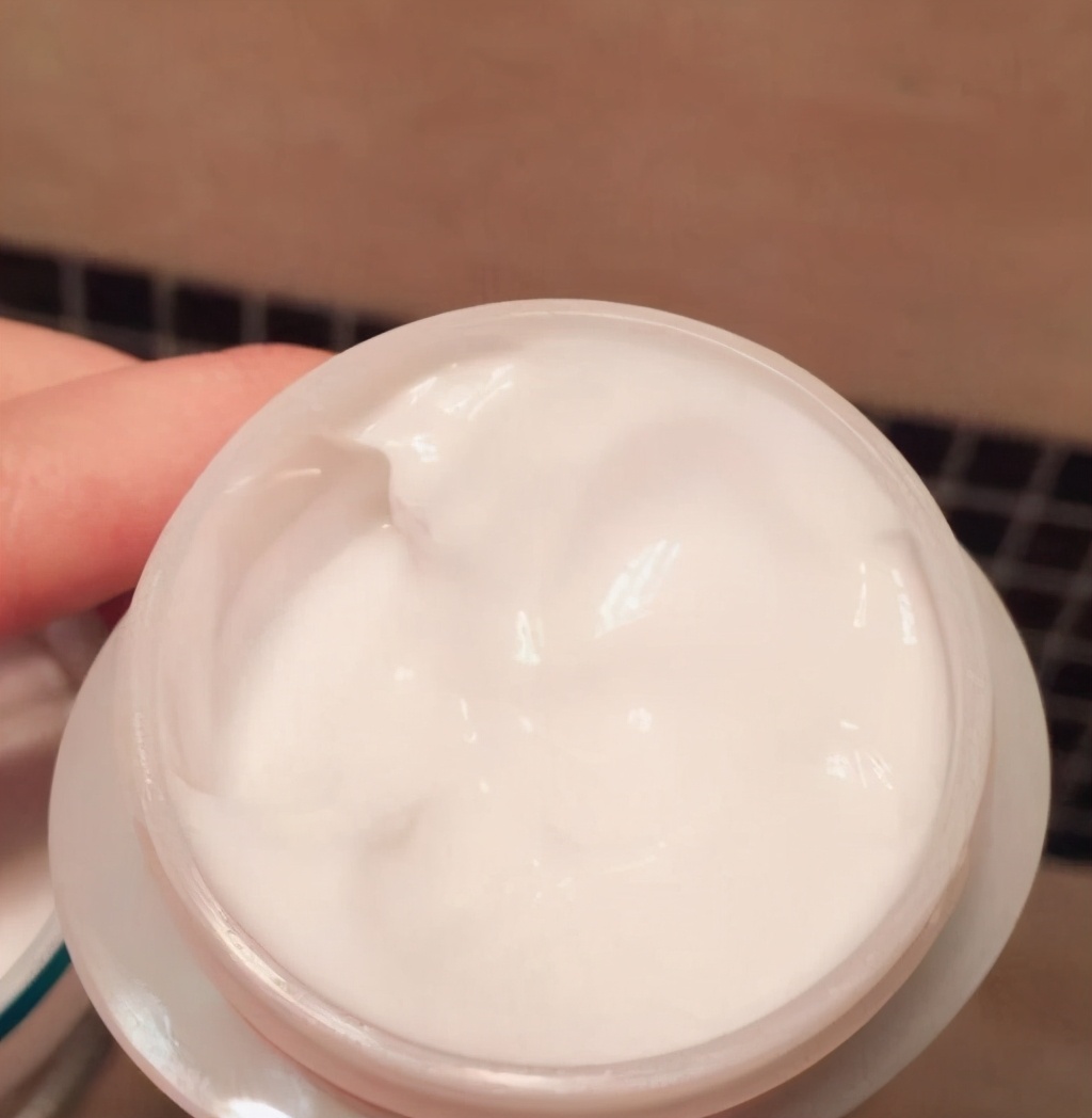 军训后脖子晒黑如何美白,学生军训脸被晒黑了怎么变白