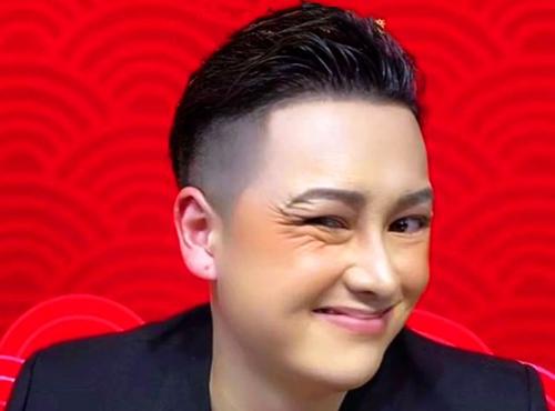 写着秦奋的香奈儿衣服,知名网红富二代秦奋