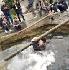 球不是这样踢滴搞笑图片,足球趣图搞笑图片