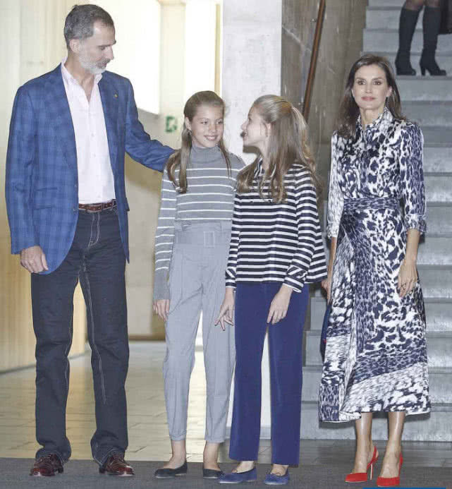 贝嫂穿自创套裙被粉丝吐槽难看，有王室成员带货，品牌仍连年亏损