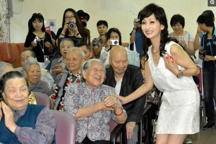 69岁赵雅芝与59岁的叶童庆生,69岁赵雅芝和60岁的叶童同框
