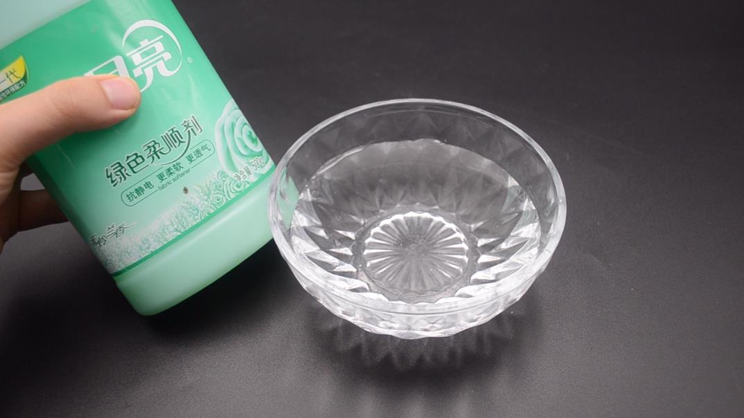 羽绒服脏了不用洗只用一招就搞定,羽绒服脏了不用水洗教你一招