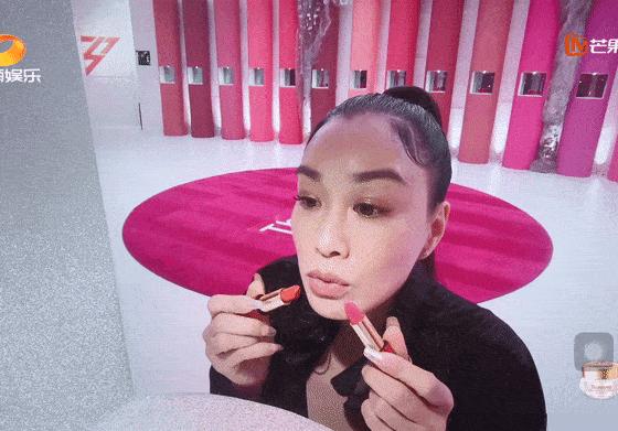 钟丽缇穿炫装亮相教外国友人说,钟丽缇一家穿亲子装牵手现身机场