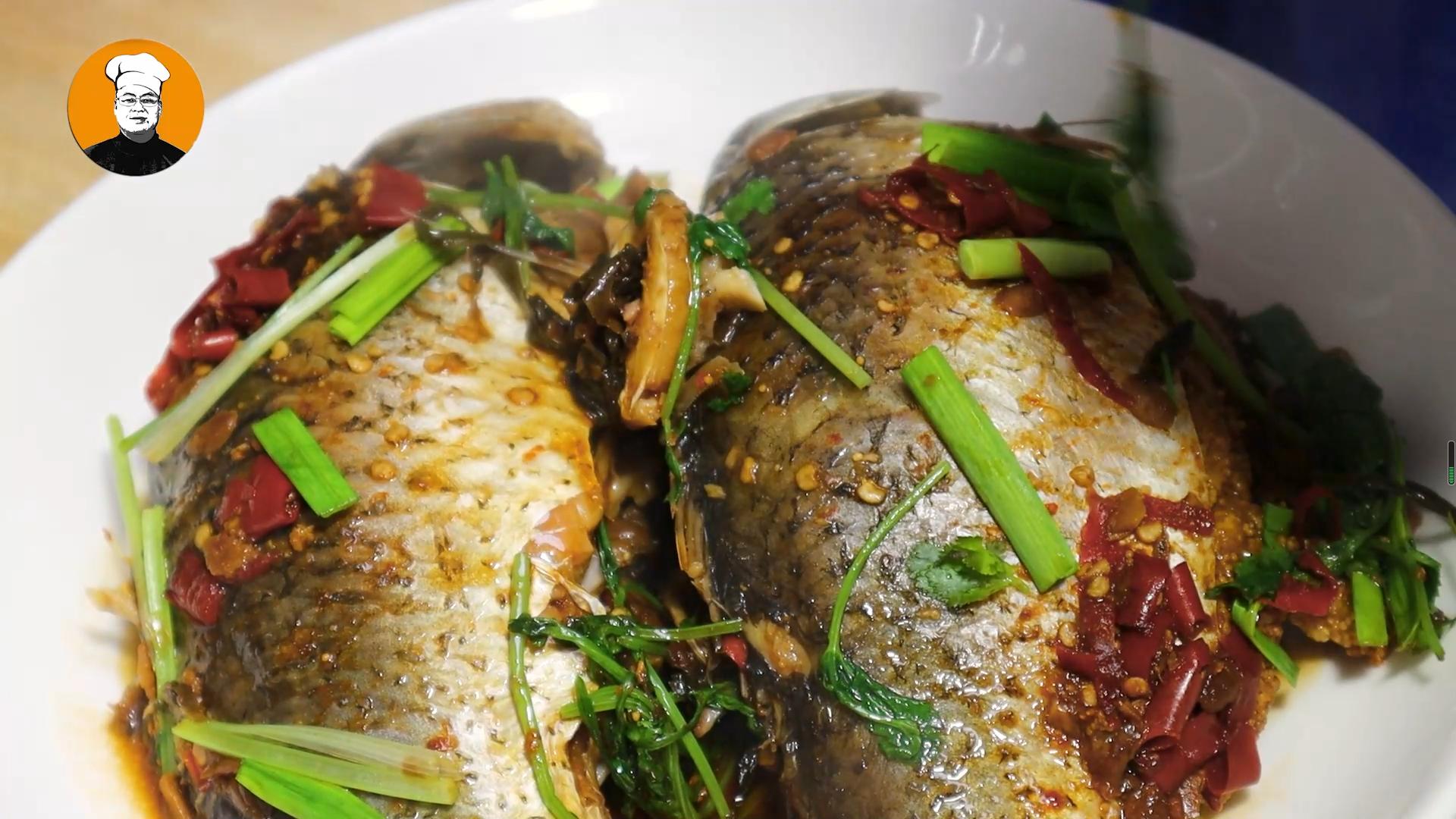 把一整条鱼扔进电饭锅里太香了,把一整条鱼放进电饭锅中