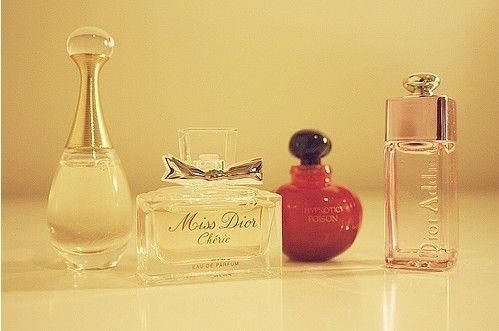 女士喷香水的正确方法图解大全,女性喷香水技巧图