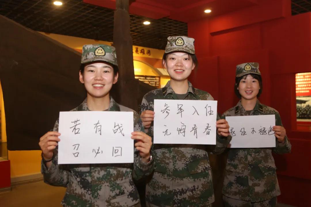 老兵退伍感人瞬间,老兵退伍潸然泪下