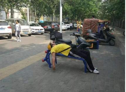 外卖催餐女孩子聊天记录,女顾客吸引外卖小哥聊天记录