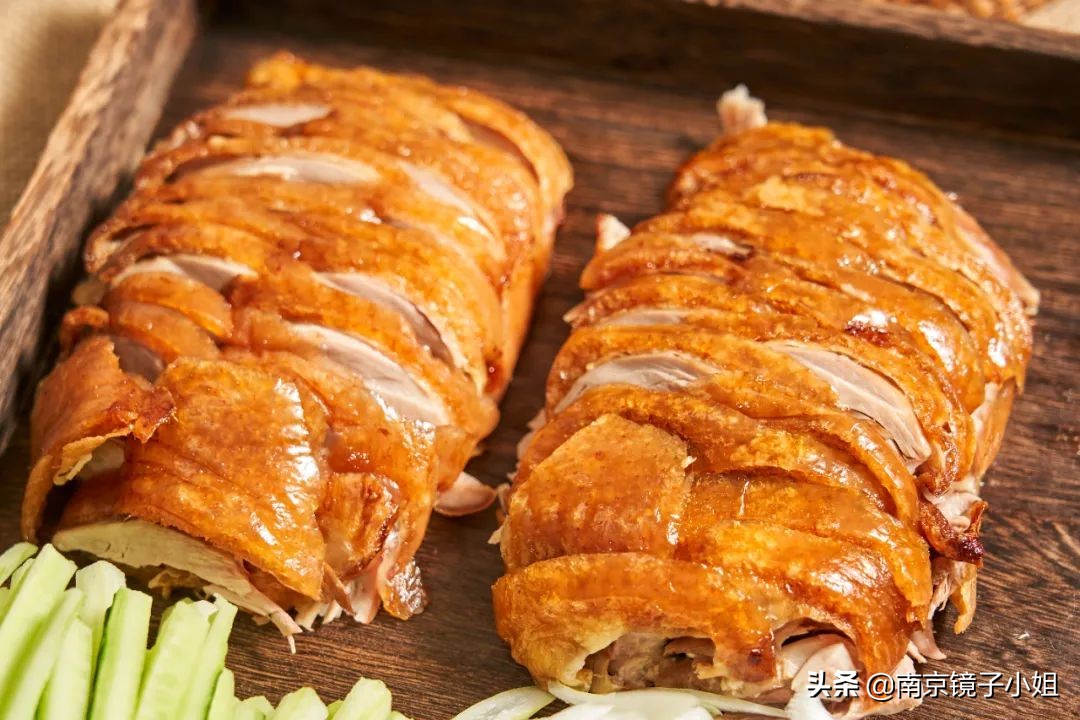 烤鸭最酥的一块鸭皮酥到了极点,味道纯正的烤鸭肉质鲜嫩
