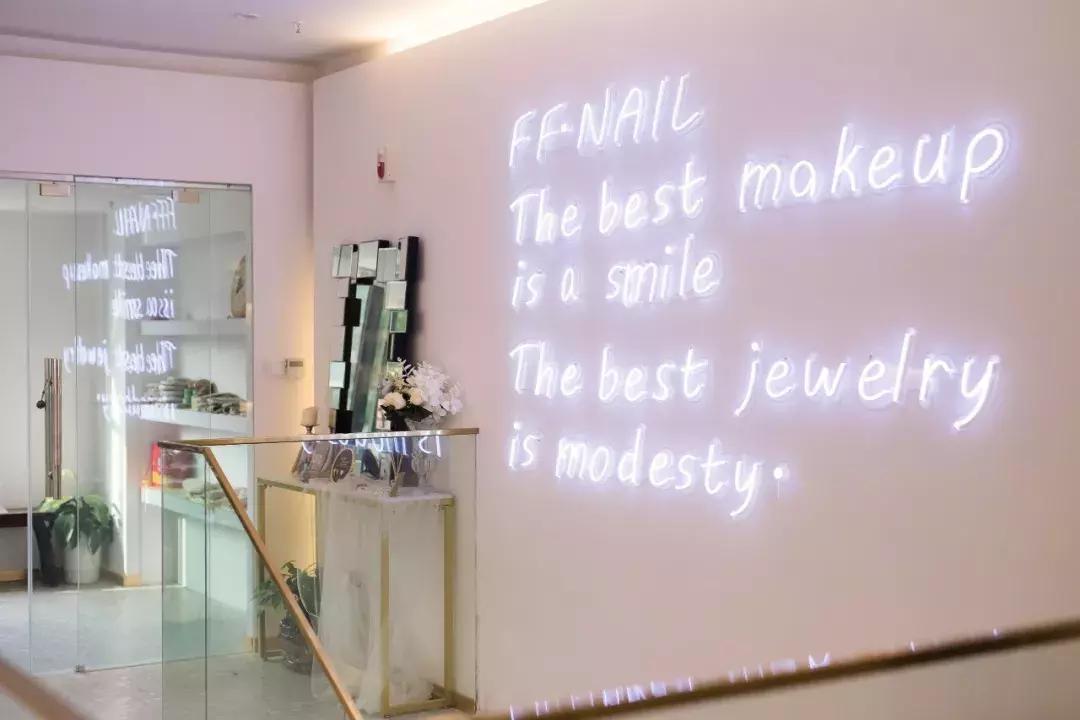 我应该给这些被骗来做美甲的男生道个歉