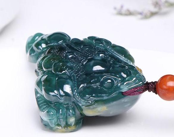 佩戴翡翠金蟾有什么说法呢,金蟾翡翠的寓意是什么意思