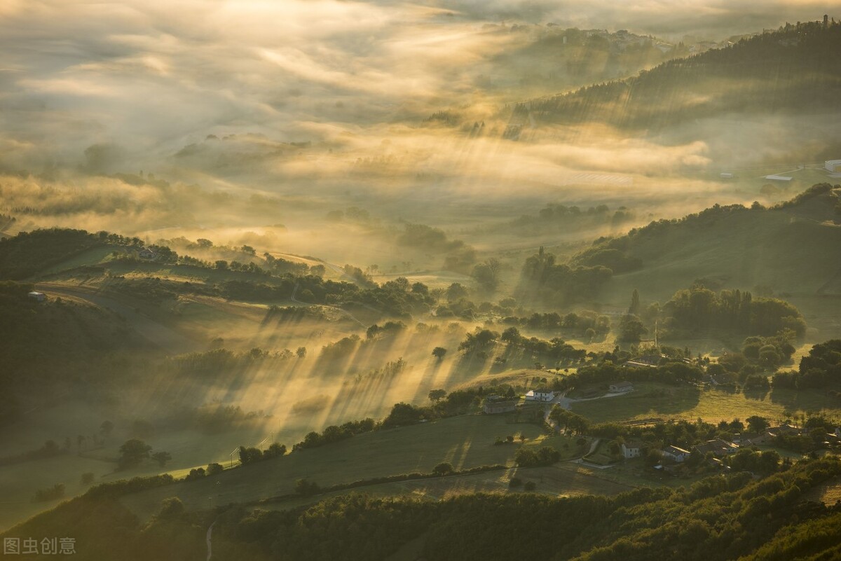 打篮球和踢足球哪个更危险,打篮球跟踢足球的各自好处